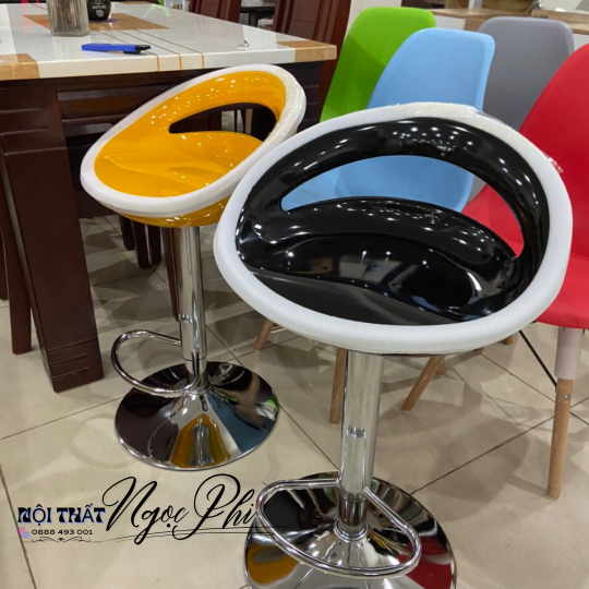 Ghế quầy bar tròn có trang trí viền
